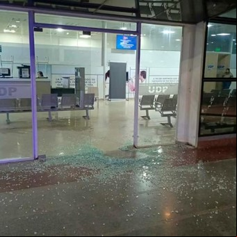 Terror en José C. Paz: balearon el frente de un hospital y los pacientes terminaron en el piso para protegerse