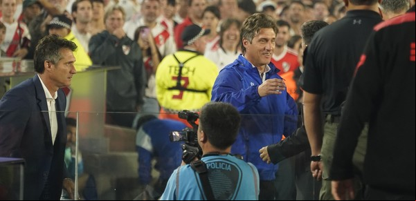 Cómo fue el recibimiento a los Barros Schelotto en la cancha de River: silbidos e insultos para Guillermo y el saludo de Gallardo con los Mellizos 