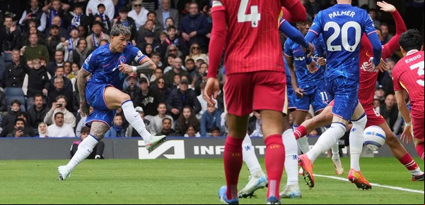 Enzo Fernández tardó tres minutos en hacer festejar al Chelsea ante el campeón Liverpool y sacar ventaja en la carrera por la Champions