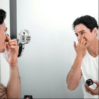 Qué es el SIBO y cómo afecta la piel de los hombres, según los expertos