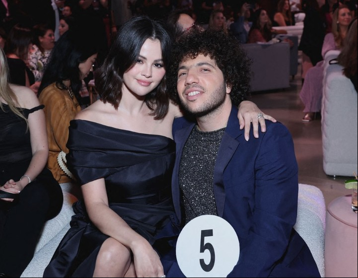 Selena Gomez y Benny Blanco podrían debutar en la MET Gala 2025. Foto: AFP.