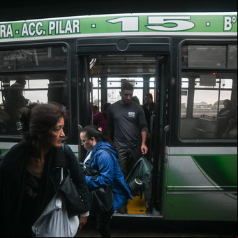 El Gobierno calificó de "extorsivo" el paro de colectivos: "El gremio toma de rehenes a los pasajeros"