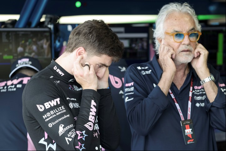 Mejor no escuchar. Jack Doohan y Flavio Briatore, en Miami. Foto: EFE