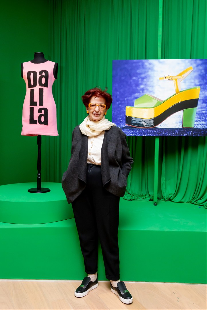Dalila Puzzovio junto a sus obras, el día de la inauguración.