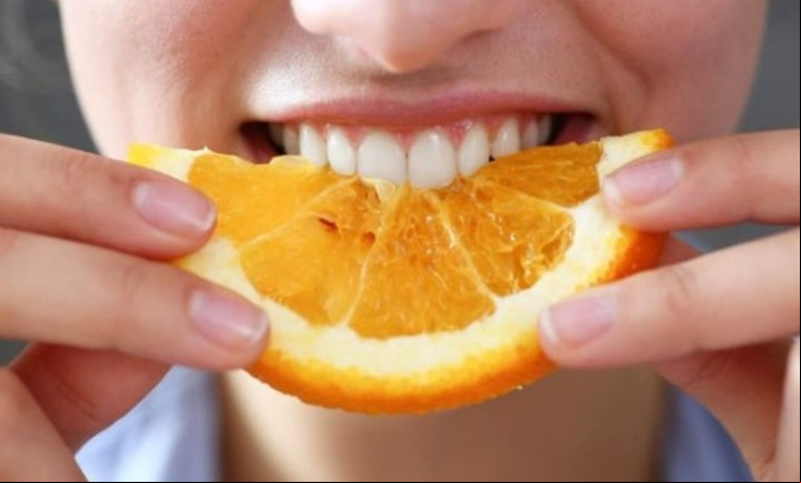 La naranja es la reina de la vitamina C. También contiene antioxidantes y fibra.