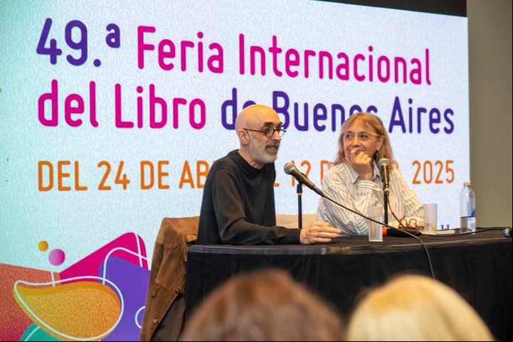 El escritor guatemalteco Eduardo Halfon presentó con Hinde Pomeraniec su novela Tarántula en una Sala Storni colmada. Foto: Fundación El Libro.