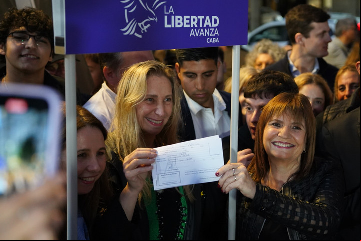 Patricia Bullrich y Karina Milei en la plaza Vicente López de Recoleta. Foto
Santiago Garcia Díaz / Clarin