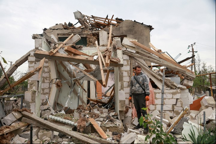 Una casa destruida por el impacto de un drone ruso, este martes en las afueras de Odesa, en Ucrania. Foto: REUTERS  
