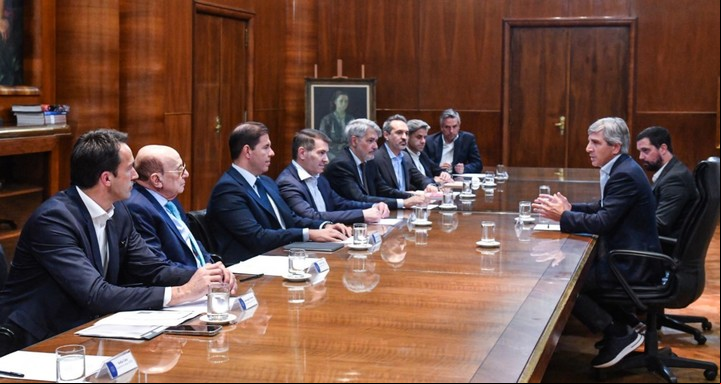 Luis Caputo reunido con representantes de los supermercados. Foto: archivo