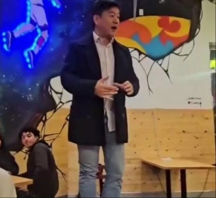 Steve predica el cristianismo como pastor en Los Ángeles, California (Instagram).