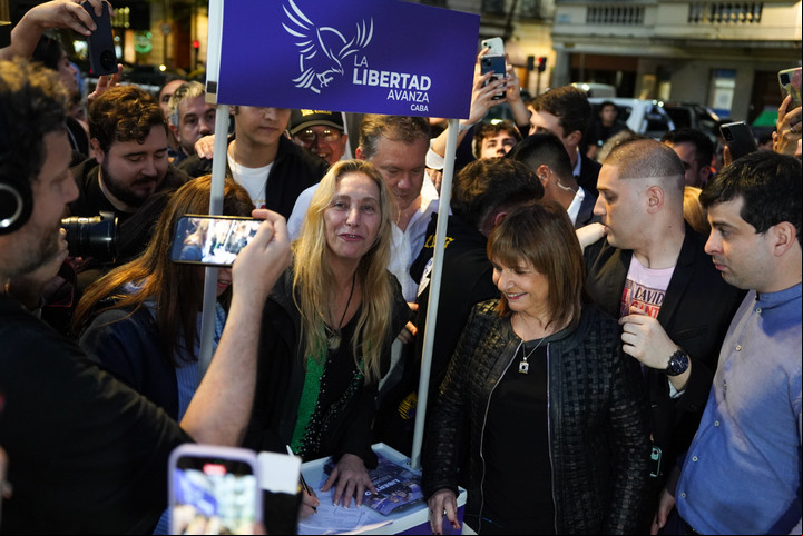 Patricia Bullrich y Karina Milei en la plaza Vicente López de Recoleta.
Foto: Santiago Garcia Díaz