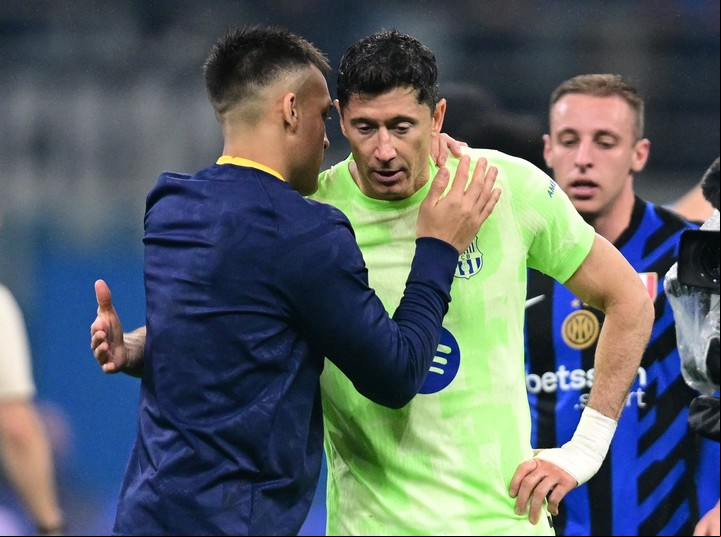 Lautaro y Lewandowski, saludo de caballeros. Foto: REUTERS /Daniele Mascolo.
