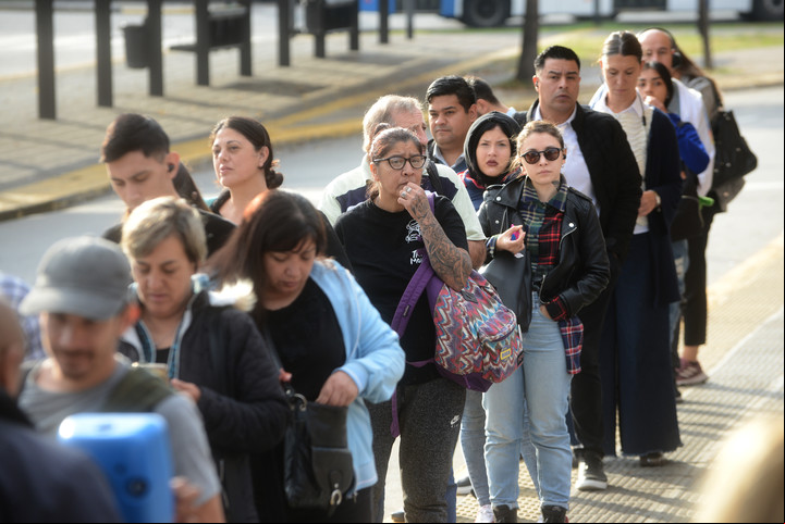 Paro de colectivos Plaza Constitución. Foto: Luciano Thieberger.