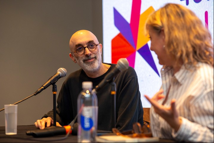El escritor guatemalteco Eduardo Halfon presentó con Hinde Pomeraniec su novela Tarántula en una Sala Storni colmada. Foto: Fundación El Libro.