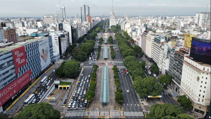 Paro de colectivos. Vista aérea de la 9 de Julio y los carriles vacíos del Metrobus. Foto: Francisco Loureiro