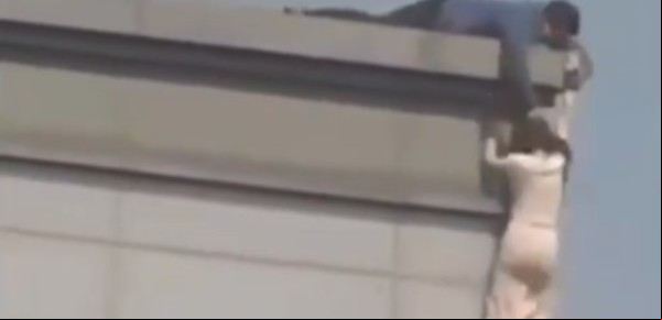 Un hombre salvó a una mujer que colgaba de un piso 19 al agarrarla de los pelos