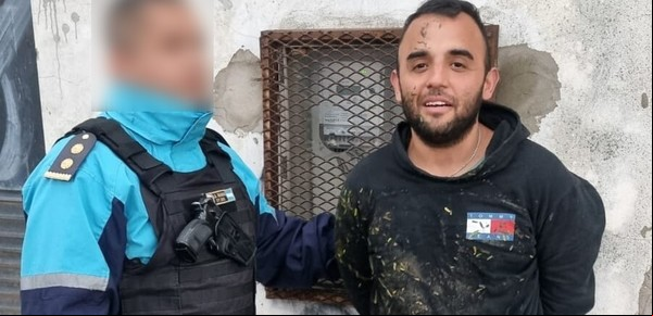 La indignante sonrisa del detenido por robar un auto, arrastrar 100 metros a su dueña y dejarla en coma