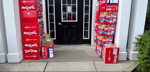 Un nene de 8 años pidió por Amazon 70.000 chupetines...y se los llevaron 