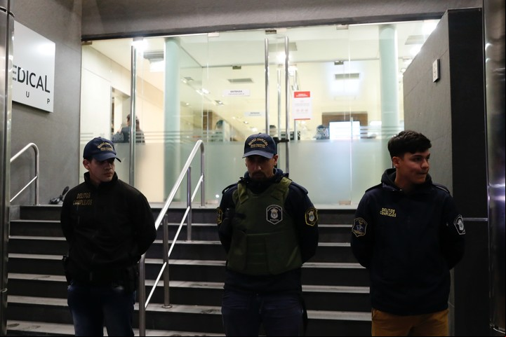 Personal de la policía bonaerense encabezó el allanamiento a la Clínica Olivos. Foto: Z Invitado.