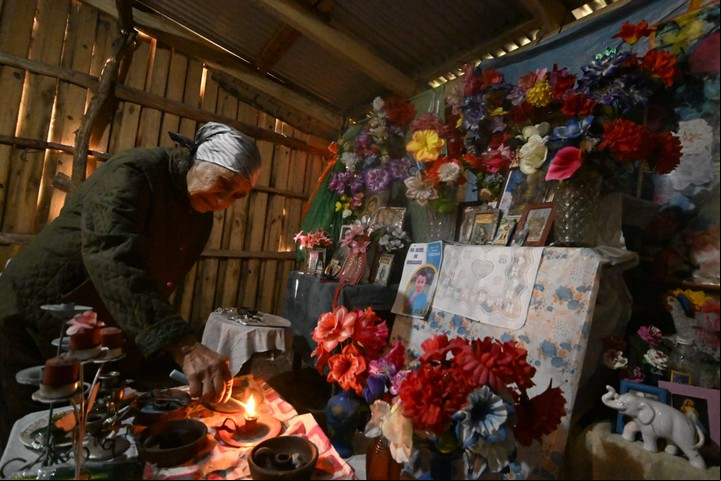 El altar con las imágenes de San Antonio y Santa Librada donde Catalina reza todas las noches porque aparezca Loan. Foto Blas Martínez / Enviado especial