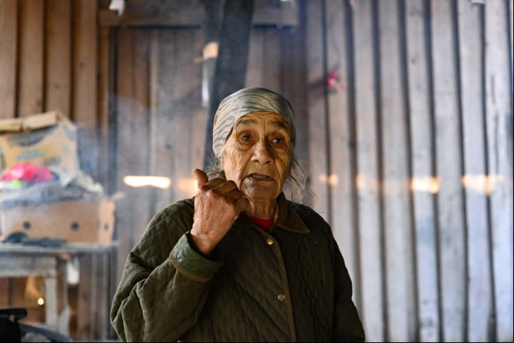 Catalina Peña, la abuela de Loan, pasa sus días sola en El Algarrobal. Foto Blas Martínez / Enviado especial