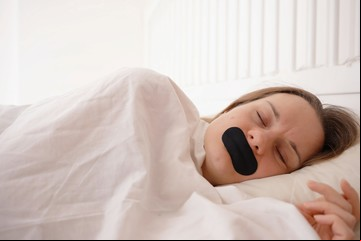 ¿Tapar la boca para dormir puede ser la solución a los ronquidos?