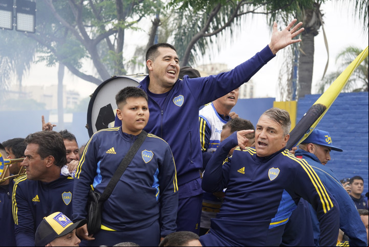 Riquelme, en la marcha por el barrio de La Boca previo a las elecciones de 2023. (Maxi Failla)