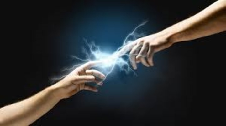 Corriente estática descarga de electrones entre dos personas Imagen de Canal 13