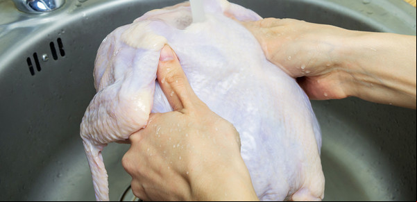 Brote de la bacteria que se transmite en los alimentos: hay más gente con síntomas y una muerte misteriosa