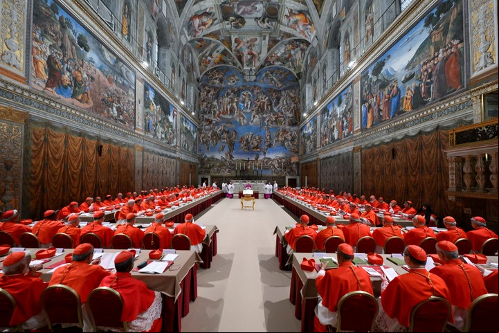 Los cardenales, reunidos en la Capilla Sixtina para elegir al sucesor del Papa Francisco. Foto: AP