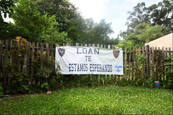 A Loan lo siguen esperando en su casa. Fotos Blas Martínez