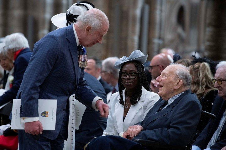 El rey saluda a un veterano de la II Guerra. Foto: AP