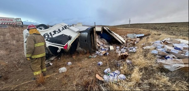 Un camión con alimentos volcó sobre la ruta y murió su chofer: a los vecinos no les importó e igual saquearon el cargamento