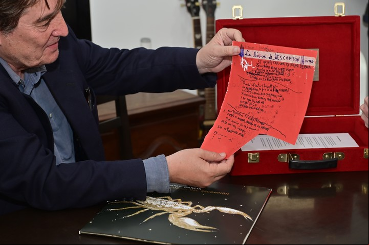 El presidente del Instituto Cervantes recibe de manos de Charly García materiales que conformarán su legado a la Caja de las Letras. Foto: EFE.