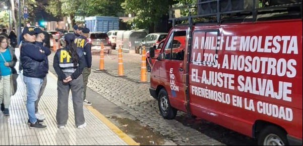 La Unidad Antiterrorista detuvo a siete militantes radicales de Lula Levy por estar haciendo campaña cerca de un acto de Milei