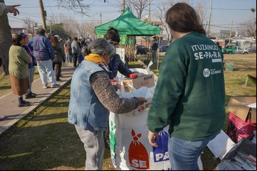 Los vecinos que separan residuos y a cambio se llevan árboles para sus veredas