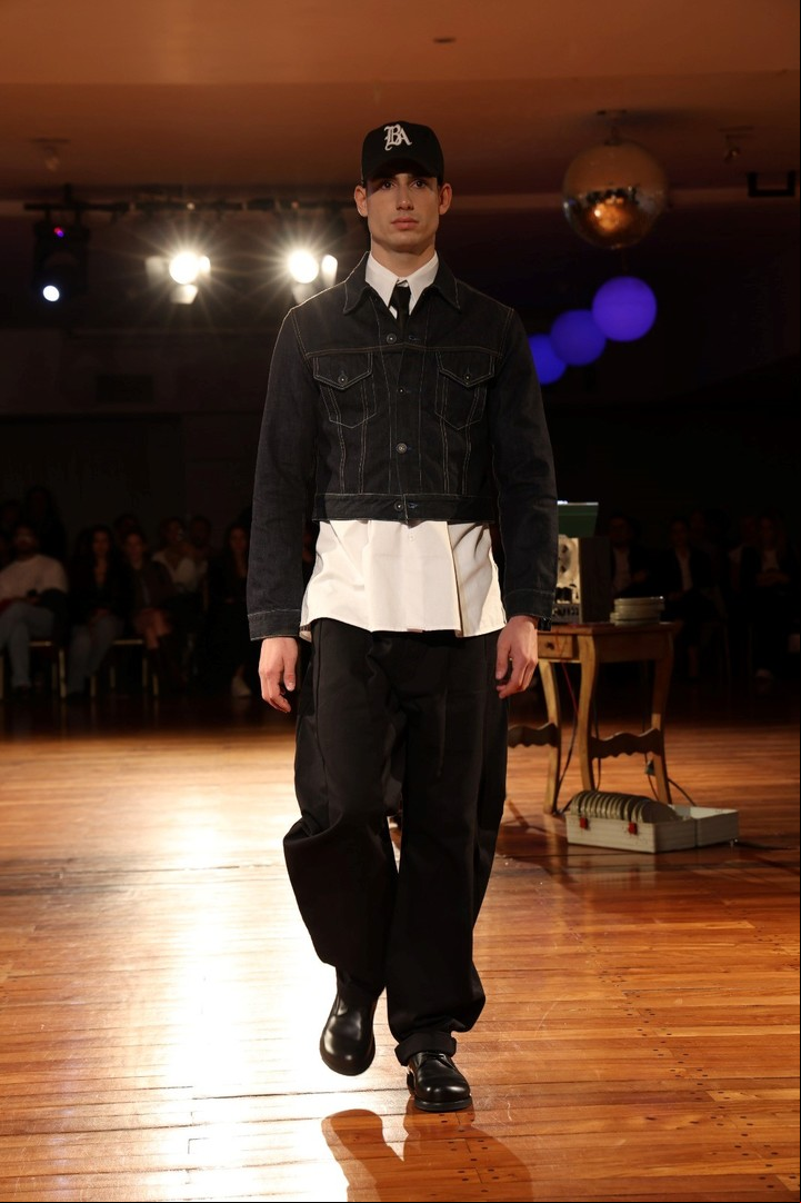 Ambos, chalecos de jean y trajes en denim, en tonos oscuros, dominaron la pasarela de Raimondi. Foto: Gentileza Designers BA