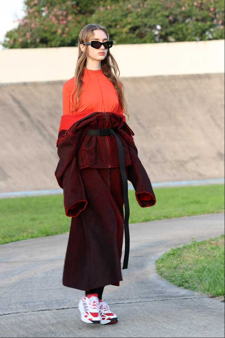 Diseño de Kostüme. Siluetas transformables, rios geométricos y pantalones que mutan en faldas. Foto: Gentileza Designers BA