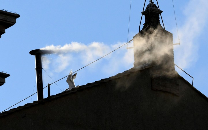 El humo de la fumata blanca saliendo de la chimenea de la Capilla Sixtina el 8 de mayo de 2025. (Foto: EFE)