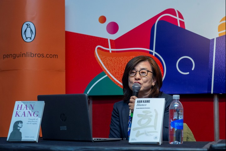 A la distancia, la ganadora del Premo Nobel de Literatura Han Kang participó de la Feria durante una charla de su traductora Sunme Yoon. Foto: @verobellomo, gentileza Fundación El Libro @ferialibroba