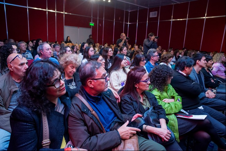 A la distancia, la ganadora del Premo Nobel de Literatura Han Kang participó de la Feria durante una charla de su traductora Sunme Yoon. Foto: @verobellomo, gentileza Fundación El Libro @ferialibroba