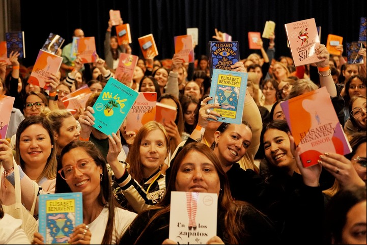 La Sala José Hernández de la Feria del Libro, repleta de fans que acudieron a escuchar a Elizabet Benavent. Foto Martín Bonetto.
