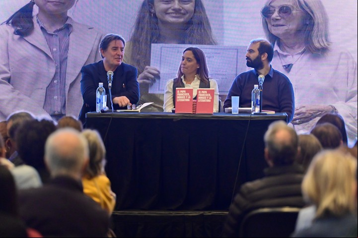 De izquierda a derecha, el director del Instituto Cervantes, el escritor español Luis García Montero, la presidenta de la Fundación Internacional Jorge Luis Borges, Victoria Kodama y el investigador del instituto Ricardo Rojas de la Universidad de Buenos Aires, Lucas Adur. EFE/Matias Martín Campaya