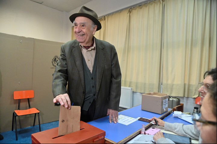 El expresidente de Uruguay Julio María Sanguinetti vota para elecciones departamentales y municipales este domingo, en Montevideo. Foto EFE