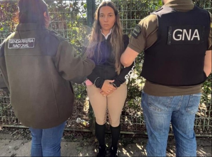 Agustina Ercoli Navarro (30) fue detenida en el Club Hípico Argentino, en Palermo. Es la esposa del capo narco rosarino Fabián "Calavera" Pelozo.