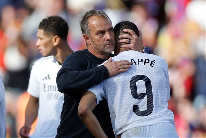 Hansi Flick saluda a Kylian Mbappé. Foto: EFE / Alberto Estevez.