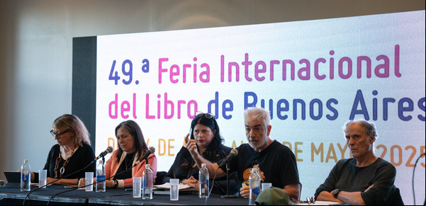Chispazos, contrapuntos, aplausos y gritos en el debate final de la Feria del Libro dedicado a la libertad