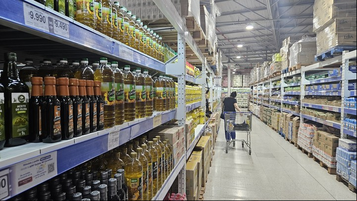 En el supermercado suelen verse productos con mayor densidad calórica por grasas, azúcares o sodio, y mayor uso de aditivos y conservantes.
