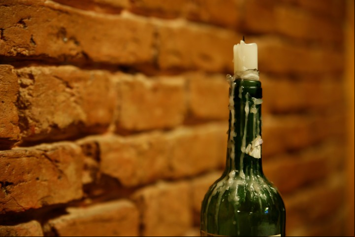 Cada botella reciclada se convierte en una pieza decorativa única, reflejando tu creatividad y estilo. Foto: Freepik.