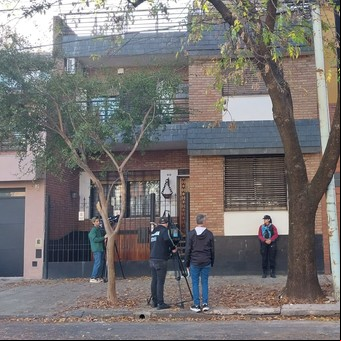Quién era el jubilado que murió de un infarto durante un robo en su casa en Parque Chacabuco y las sospechas sobre la cuidadora